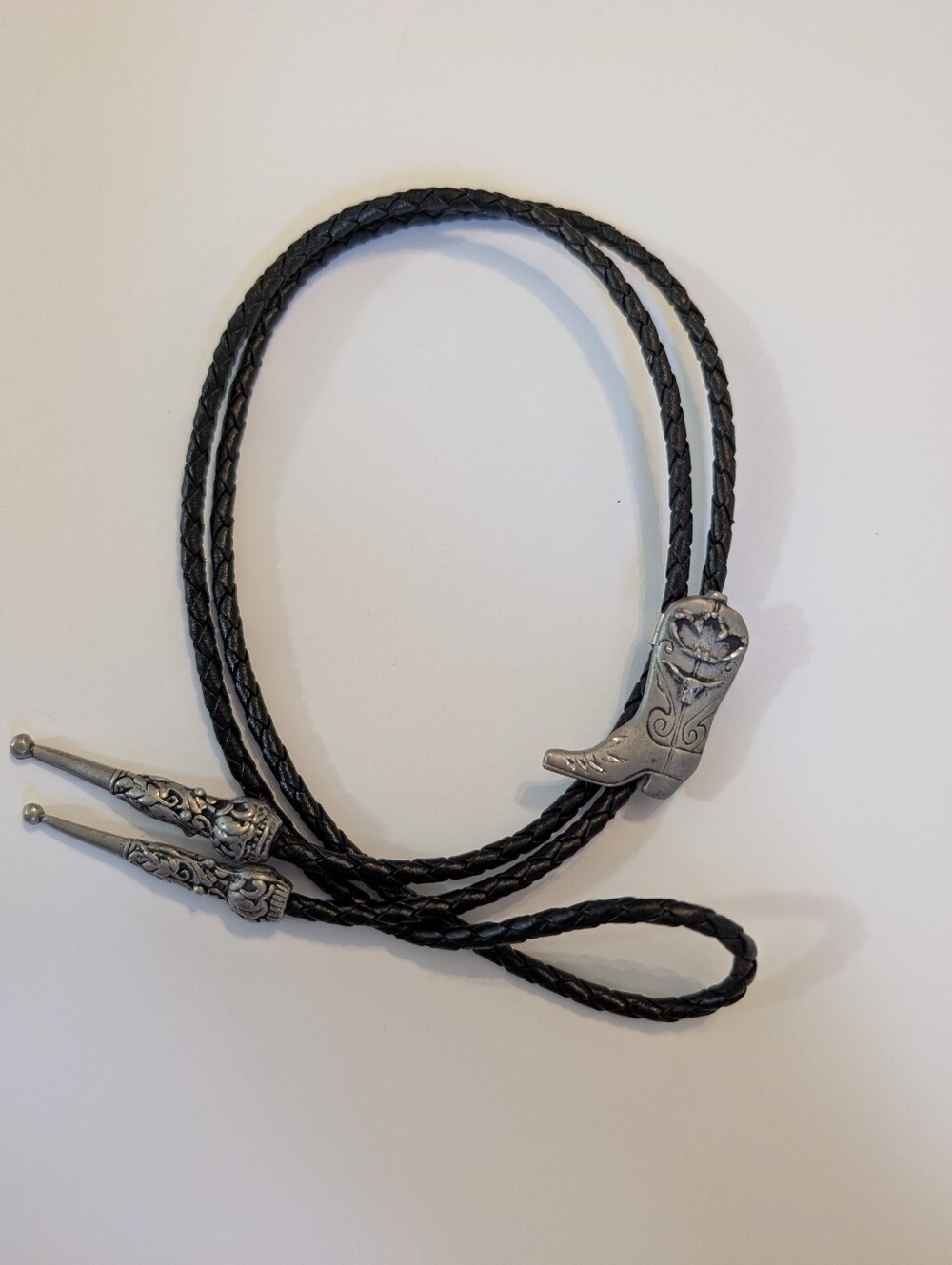 Siskiyou Silver Tone Embossed Boot Bolo Tie Signed 83 SM Cowboy Western Vintage